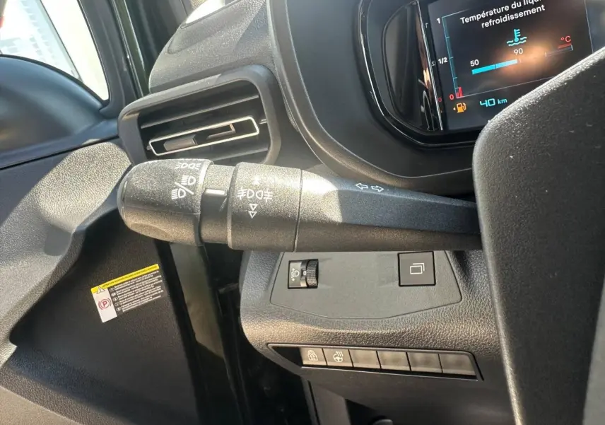 Gros plan sur la commande des phares et clignotants côté gauche du tableau de bord du Citroën Berlingo Sirkka Green.