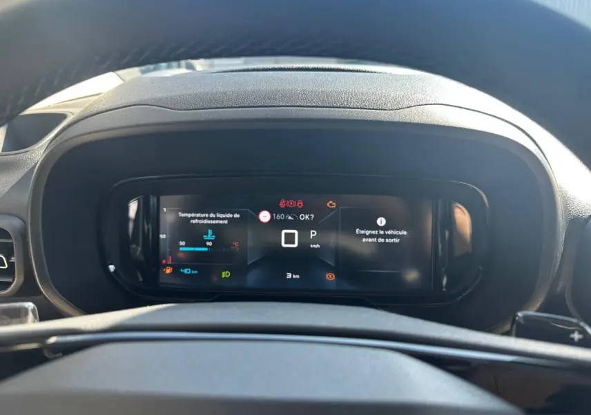 Tableau de bord numérique du Citroën Berlingo M 1.5 BlueHDi 130ch en vue frontale, affichage des alertes et vitesse à 0 km/h.