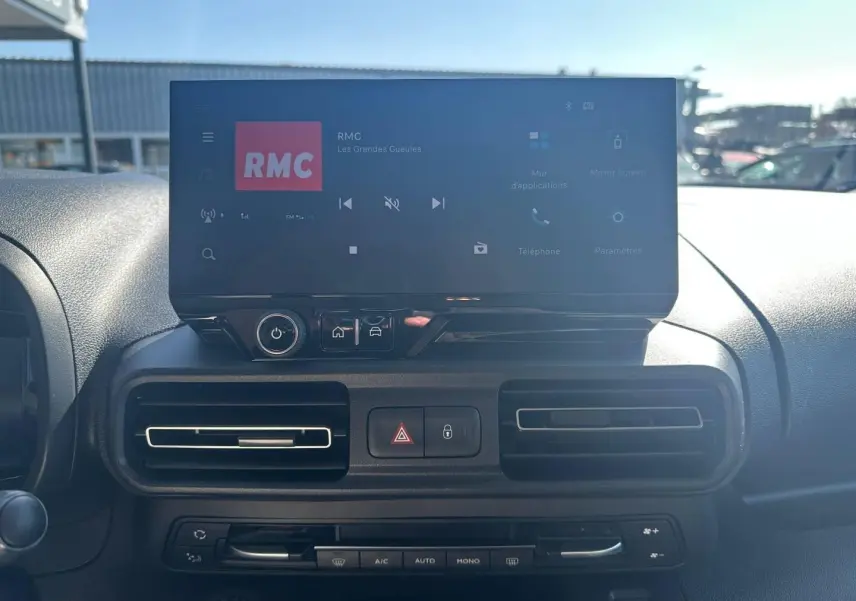 Tableau de bord de Citroën Berlingo M 1.5 BlueHDi 130ch PLUS 2026 avec écran tactile et commandes climatisation en vue frontale.