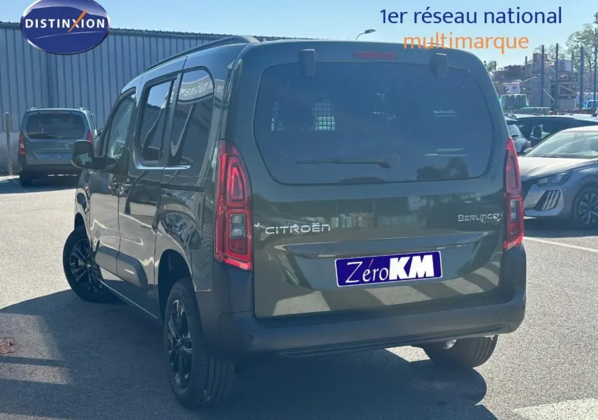 Vue 3/4 arrière droite d'un Citroën Berlingo 2026 vert Sirkka avec vitres arrière teintées et jantes noires.