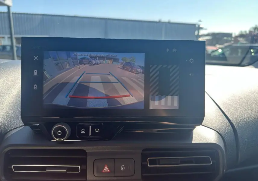 Écran tactile intérieur du Citroën Berlingo 2026 montrant la caméra de recul avec guidage de trajectoire.