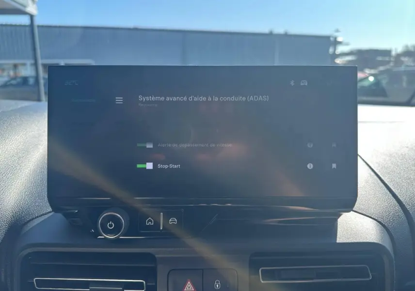 Écran tactile du système d’aide à la conduite dans un Citroën Berlingo 2026, vue intérieure avant.
