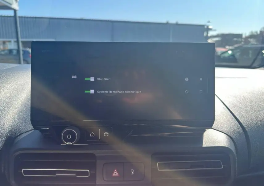 Écran tactile du tableau de bord du Citroën Berlingo 2026, affichant les fonctions Stop-Start et freinage automatique.