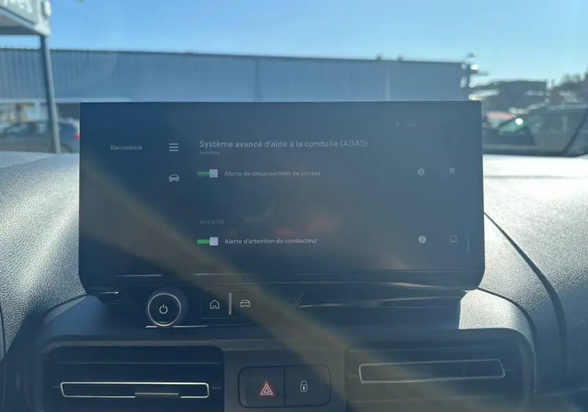 Écran tactile intérieur du Citroën Berlingo 2026 affichant le système avancé d'aide à la conduite.