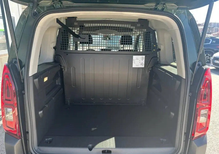 Vue arrière du Citroën Berlingo Sirkka Green avec coffre vide et cloison métallique séparant l’habitacle.