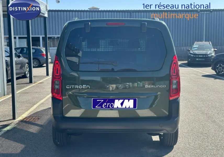 Vue arrière d'un Citroën Berlingo 2026 Sirkka Green avec feux LED et plaque Zéro KM sur parking.