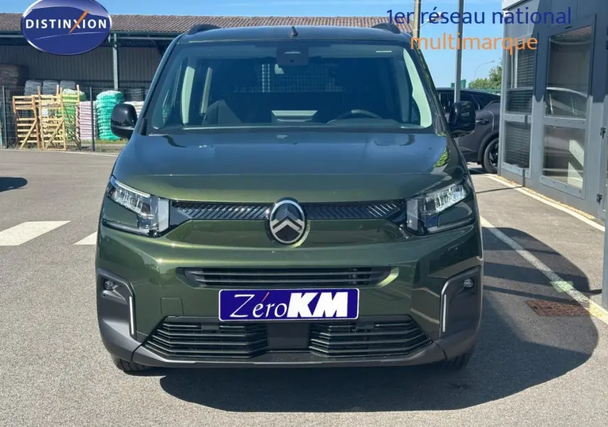 Vue frontale d'un Citroën Berlingo 2026 en vert Sirkka avec calandre noire et phares LED distinctifs.