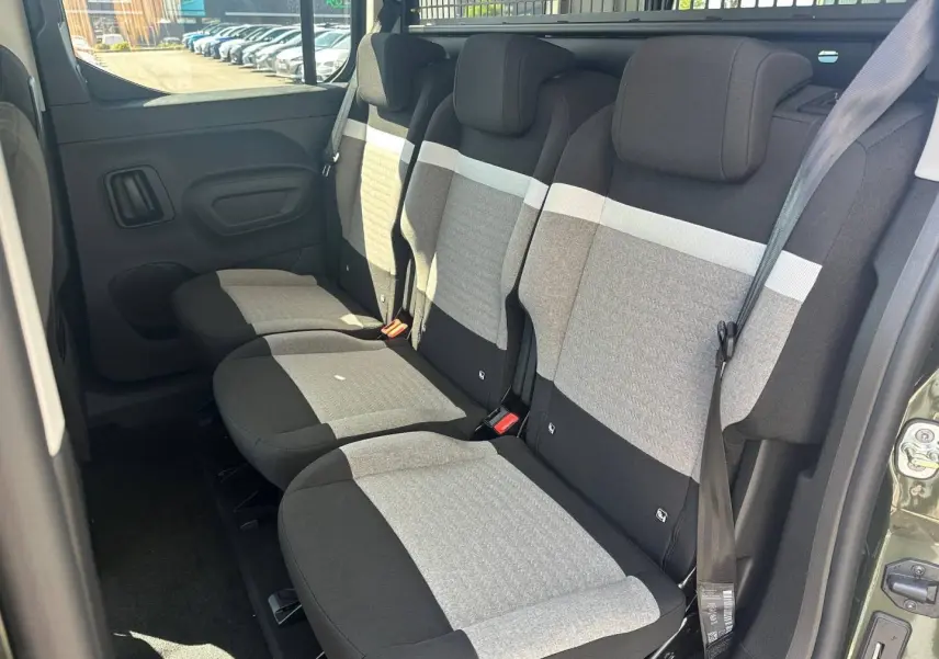 Vue intérieure côté droit des trois sièges individuels arrière gris et noir du Citroën Berlingo Sirkka Green 2026.