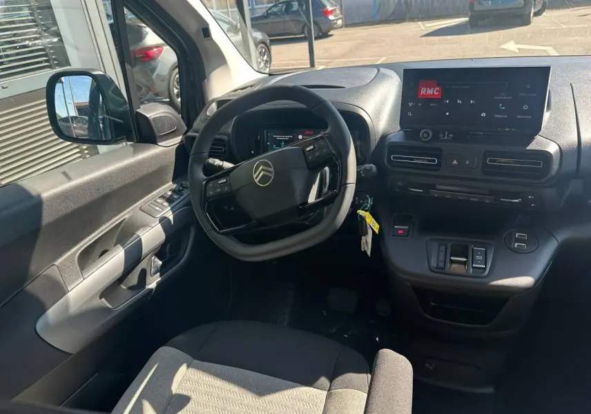 Vue intérieure côté conducteur du Citroën Berlingo 2026 avec tableau de bord noir et écran tactile central.