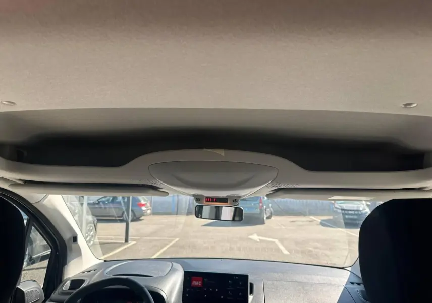 Vue intérieure avant du Citroën Berlingo Sirkka Green, mettant en valeur le tableau de bord et l’écran tactile central.