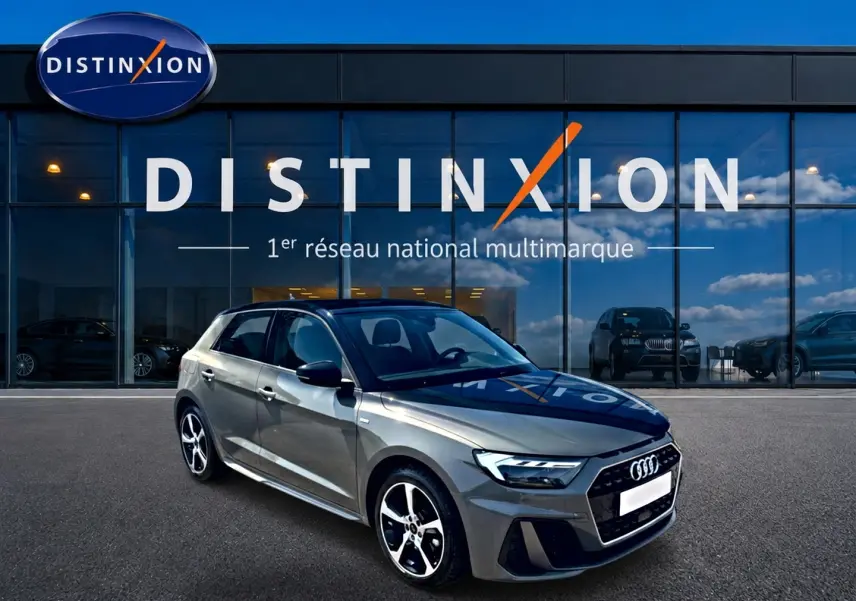 Audi A1 Sportback gris chronos vue 3/4 avant droit, avec jantes alliage et toit noir brillant.