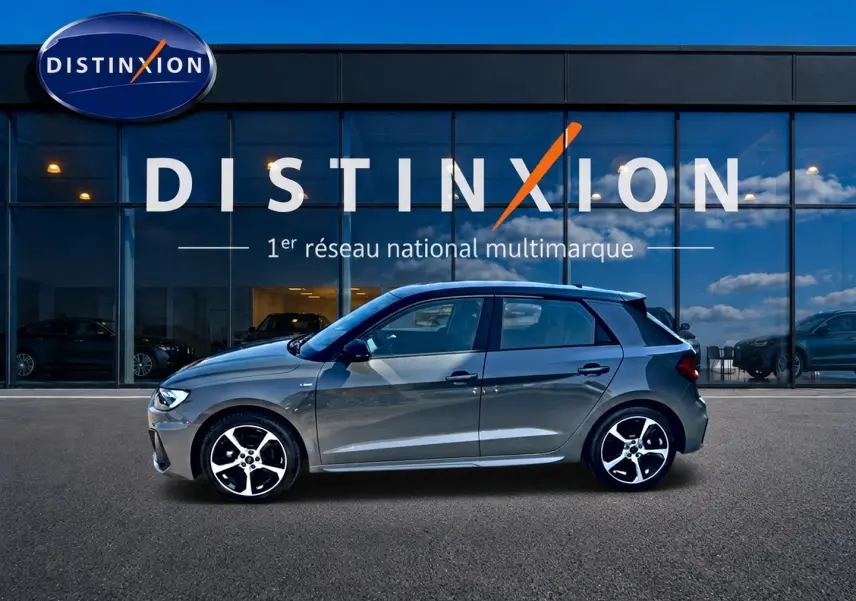 Audi A1 Sportback gris chronos vue de profil côté gauche, avec jantes alu et toit noir contrasté.