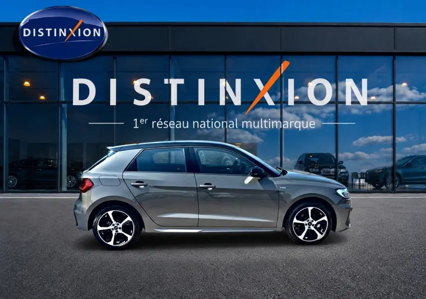 Audi A1 Sportback gris chronos vue de profil côté gauche, avec jantes alliage et toit noir contrasté.