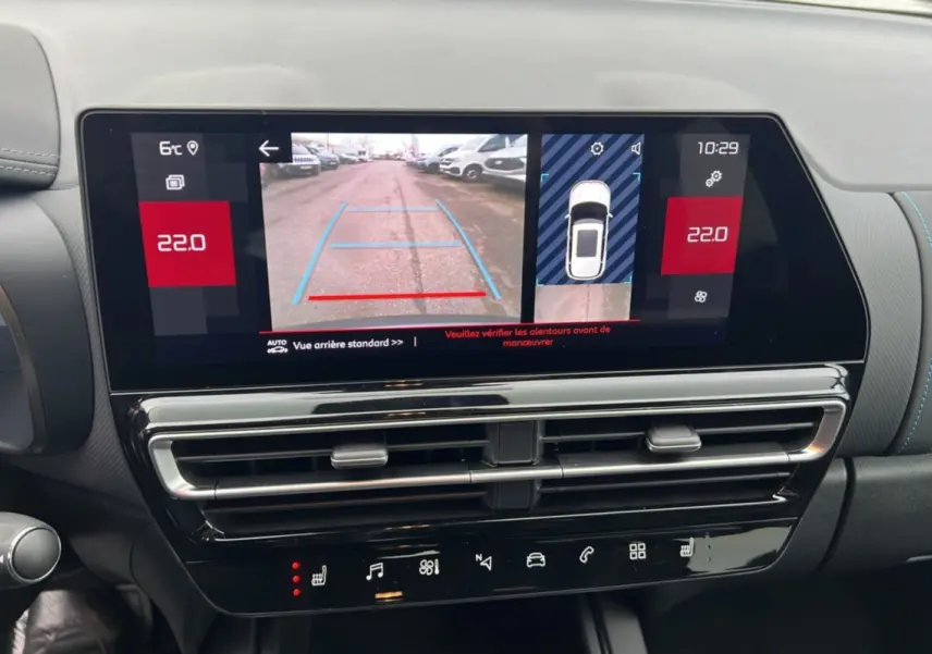 Écran central du tableau de bord du Citroën C5 Aircross Hybrid 2025 montrant la caméra de recul et la température intérieure à 22°C.