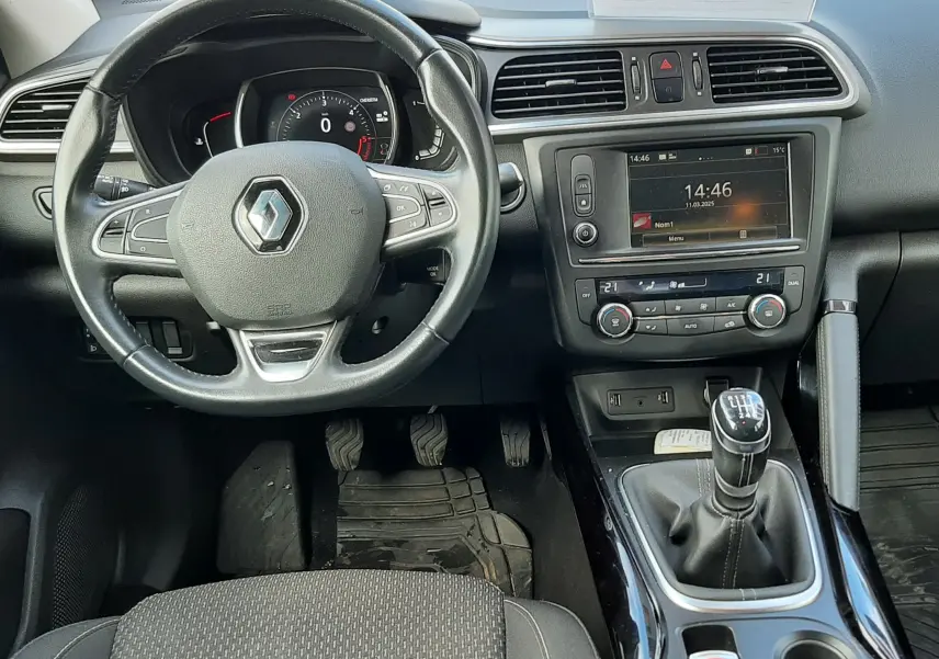 Vue intérieure du tableau de bord et volant Renault Kadjar gris 2018, avec boîte manuelle et écran tactile central.