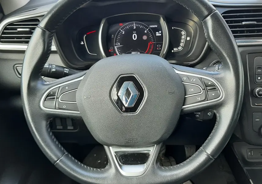 Vue rapprochée du volant noir de la Renault Kadjar 2018 avec tableau de bord digital et commandes intégrées.