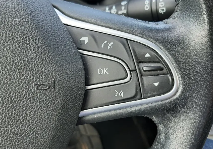 Gros plan sur les commandes multifonctions à droite du volant en cuir noir du Renault Kadjar gris 2018.