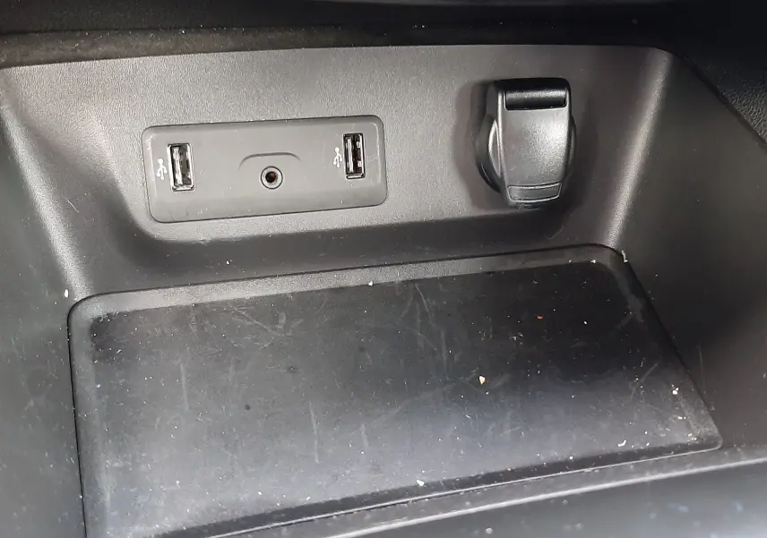 Vue rapprochée de la console centrale du Renault Kadjar gris montrant deux ports USB et une prise 12V.