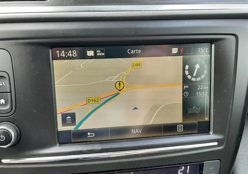 Écran tactile de navigation du tableau de bord d'un Renault Kadjar gris, affichant une carte routière et la température extérieure.