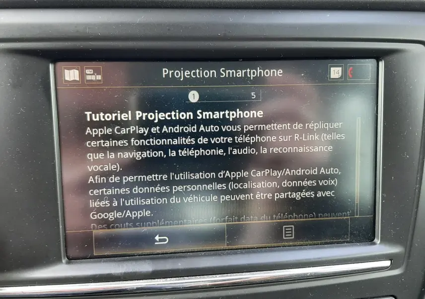 Écran tactile central du Renault Kadjar gris 2018 affichant un tutoriel de projection smartphone avec interface R-Link.