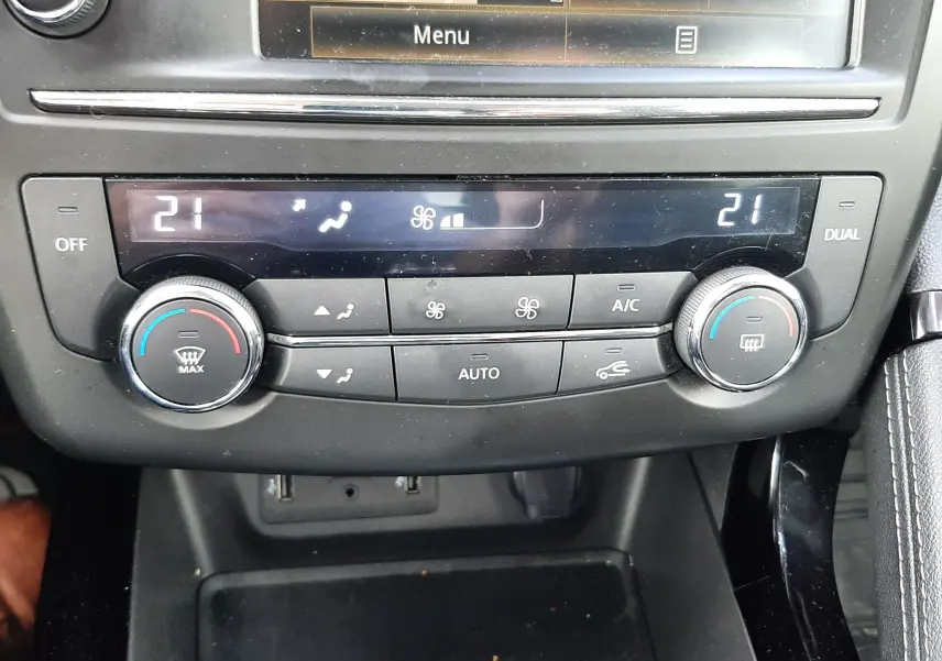 Panneau de commande de la climatisation du Renault Kadjar gris 2018, avec affichage digital et réglages à double zone.