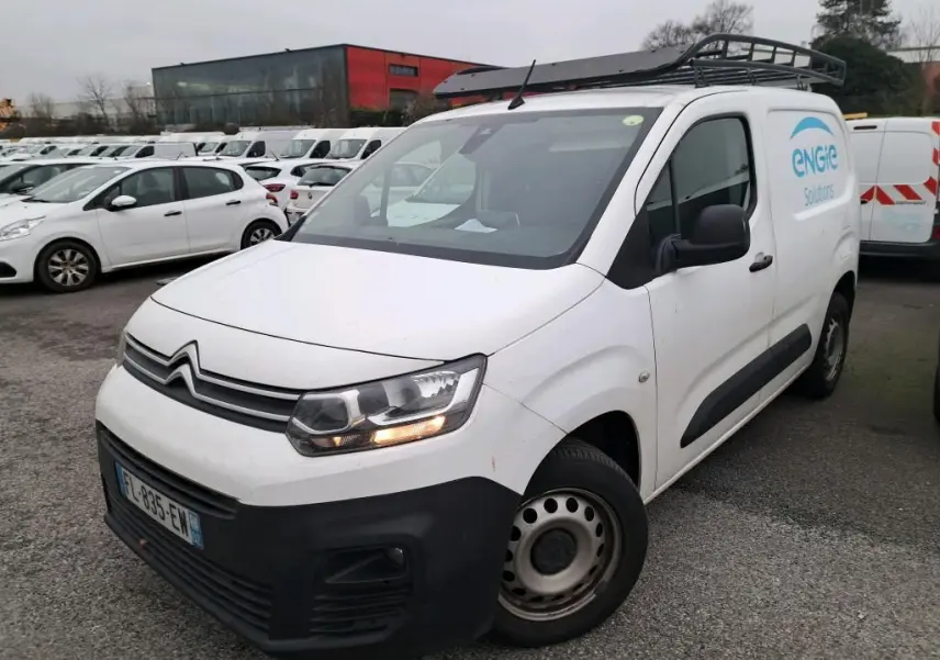 Vue 3/4 avant droite d’un Citroën Berlingo blanc utilitaire avec galerie de toit et logo Engie sur la porte latérale.