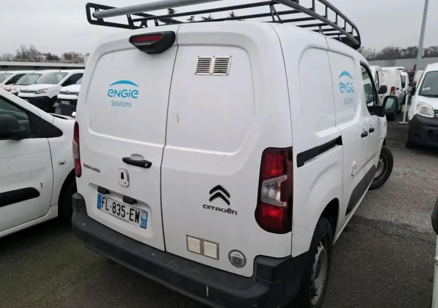 Vue 3/4 arrière droite d’un utilitaire blanc Citroën Berlingo 2019 avec marquage Engie Solutions et galerie de toit noire.