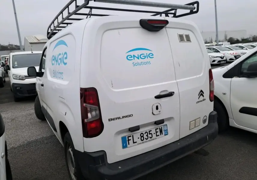 Vue 3/4 arrière droite d'un Citroën Berlingo blanc utilitaire avec logo Engie Solutions et galerie de toit noire.