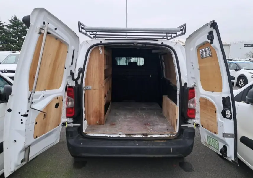 Vue arrière ouverte du Citroën Berlingo blanc 2019, montrant l'intérieur utilitaire avec aménagements en bois.