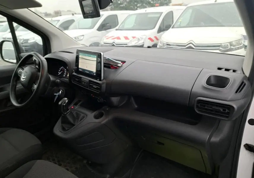 Vue intérieure côté conducteur du Citroën Berlingo blanc 2019, avec tableau de bord noir et écran tactile central.