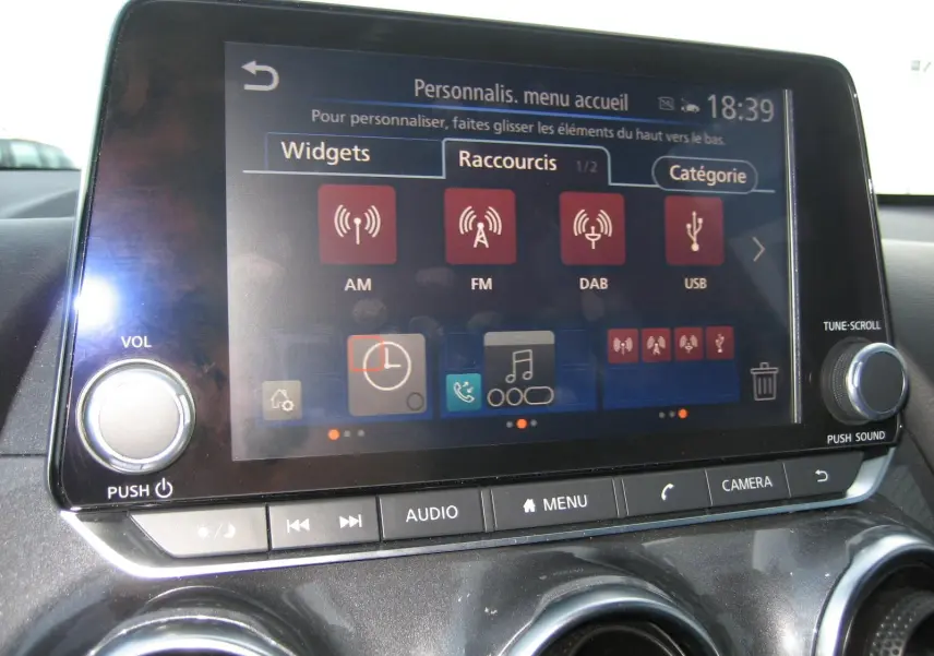 Écran tactile central du Nissan Juke 1.6 Hybrid 143 Tekna 2024, affichant le menu de personnalisation des raccourcis audio.