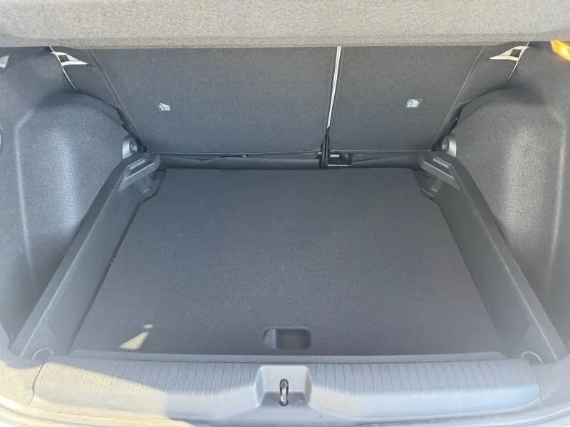 Coffre vide vu de l'arrière du Citroën C3 Aircross 2026, intérieur noir avec plancher plat et éclairage latéral.