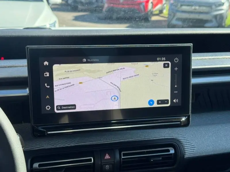 Écran tactile central affichant la navigation GPS dans l’habitacle d’une Citroën C3 Aircross 2026 blanc Banquise et noir.