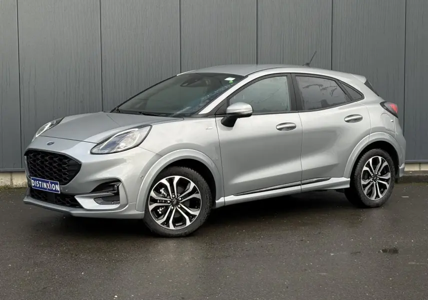Ford Puma Ecoboost 155 ST Line gris Solar en 3/4 avant droit, avec jantes alliage et vitres surteintées.