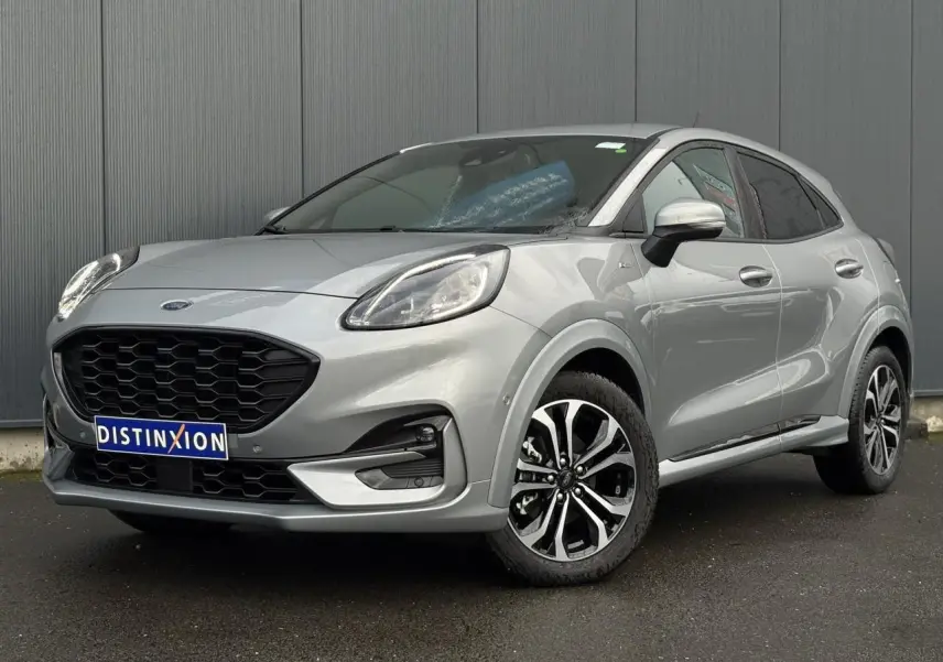 Ford Puma Ecoboost gris Solar vue 3/4 avant droit avec calandre noire et jantes alliage diamantées 17 pouces.