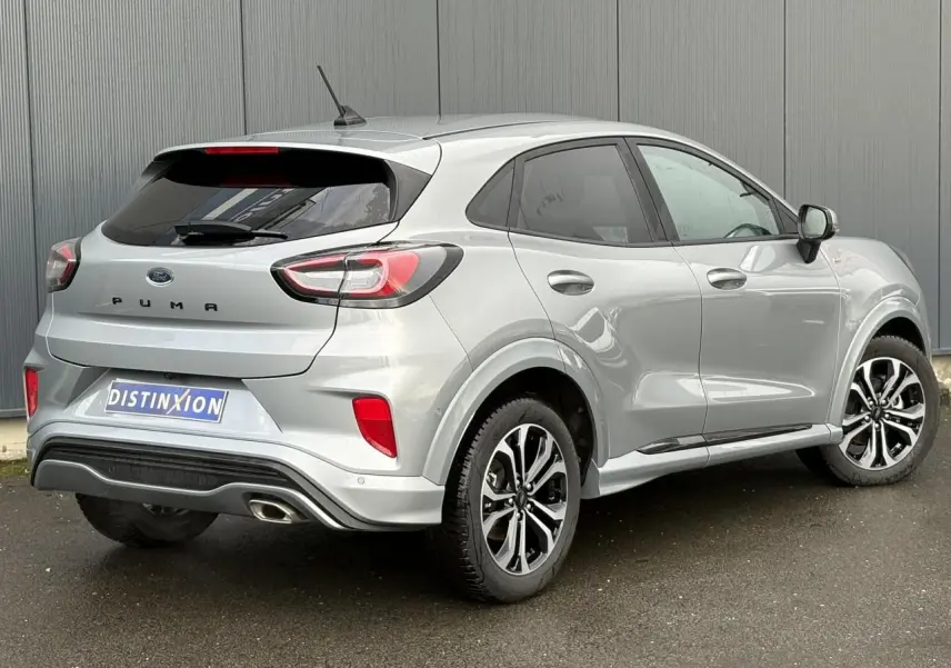 Vue 3/4 arrière droite d'une Ford Puma gris Solar avec jantes alliage 17 pouces et hayon électrique.