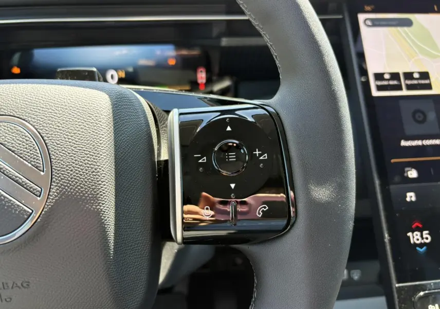 Gros plan sur le volant noir avec commandes multifonctions et écran tactile de navigation du Citroën C5 Aircross 2026.