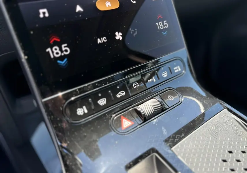 Gros plan sur la console centrale noire brillante du Citroën C5 Aircross 2026, avec commandes climatisation et écran tactile.