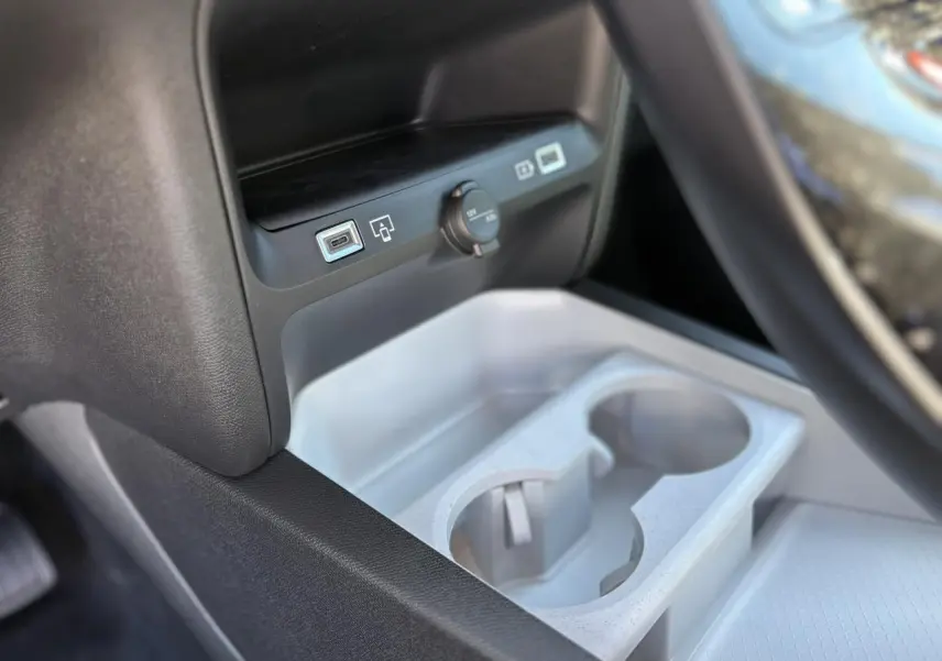 Gros plan sur la console centrale avec prises USB et porte-gobelets du Citroën C5 Aircross noir Perla.