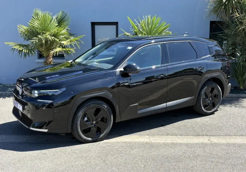 Vue 3/4 avant droite du Citroën C5 Aircross noir Perla avec jantes noires et toit ouvrant vitré panoramique.