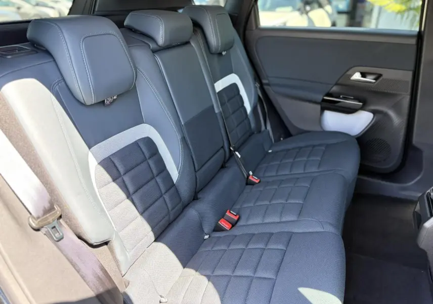 Vue latérale droite des sièges arrière en tissu bleu et toile enduite du Citroën C5 Aircross NV Hybrid 2026.