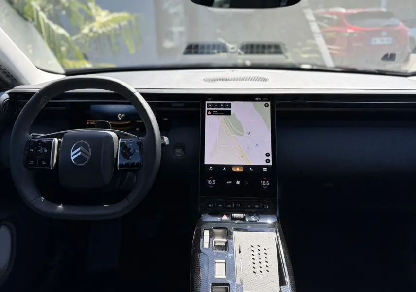 Vue intérieure frontale du tableau de bord du Citroën C5 Aircross noir avec grand écran tactile vertical et volant multifonctions.