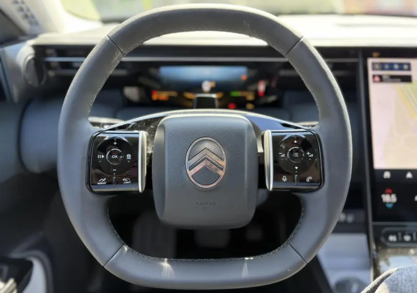 Volant multifonctions noir brillant de la Citroën C5 Aircross 2026, vue frontale centrée sur le logo et commandes tactiles.
