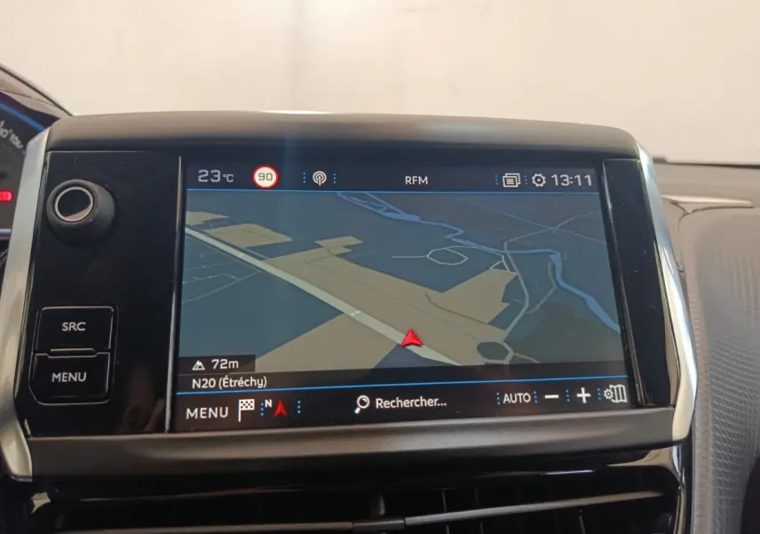 Écran tactile de navigation 7 pouces du tableau de bord du Peugeot 2008 gris foncé, vue frontale rapprochée.