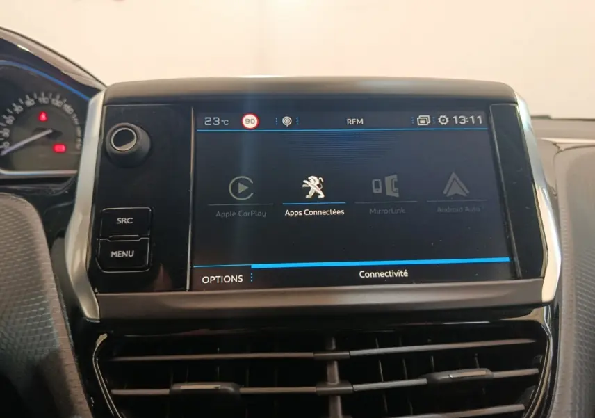 Écran tactile central de la Peugeot 2008 gris foncé affichant les applications connectées, vue intérieure frontale.