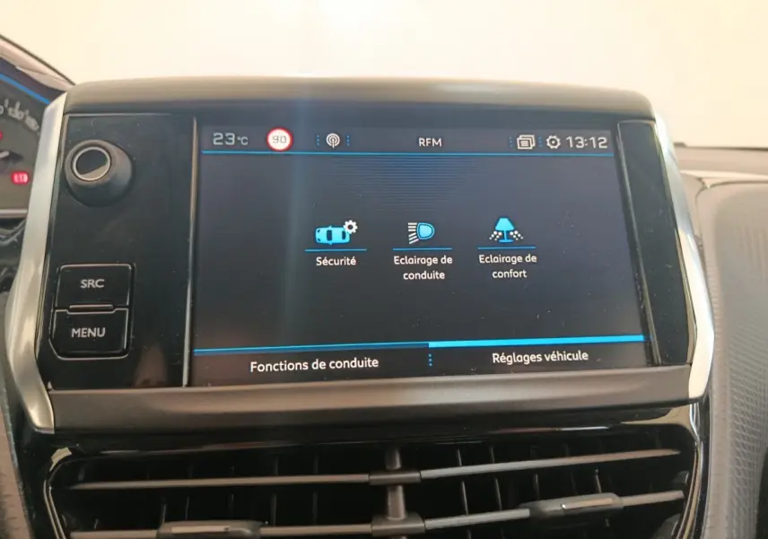 Écran tactile central de la Peugeot 2008 gris foncé affichant les réglages de conduite et sécurité.