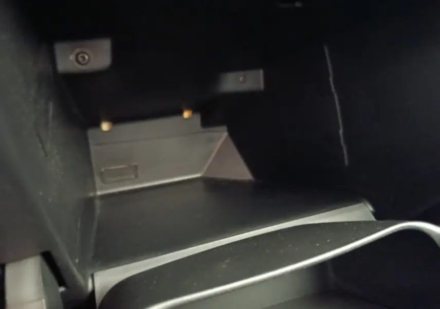Vue rapprochée de la boîte à gants noire ouverte dans le Peugeot 2008 gris foncé, version Puretech 110 S&S EAT6 Allure 2019.