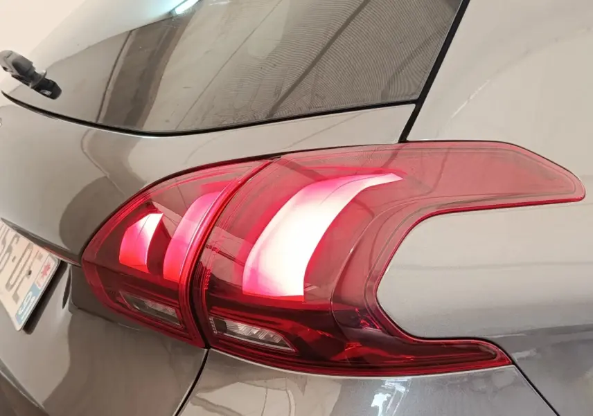 Gros plan sur le feu arrière droit rouge d’une Peugeot 2008 gris foncé vue de l’arrière en 2019.