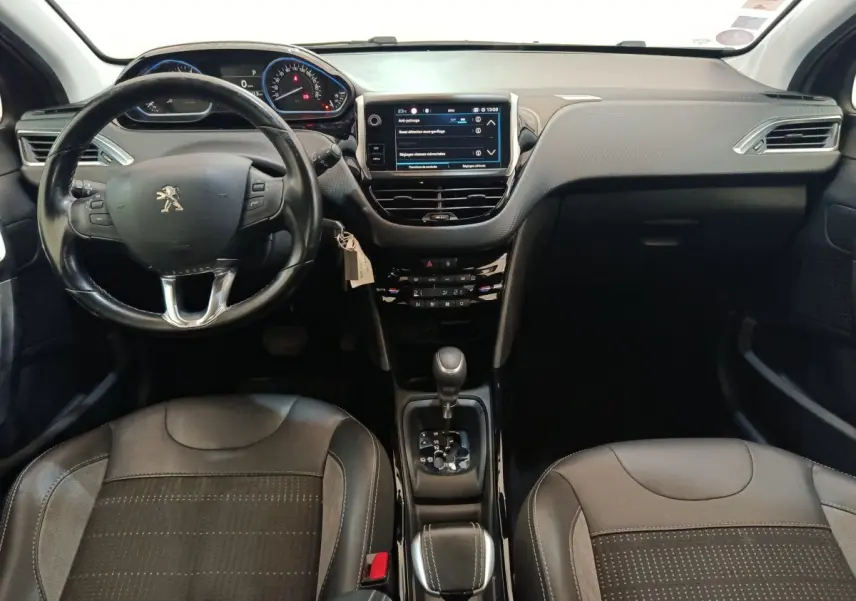 Vue intérieure avant du Peugeot 2008 gris foncé, volant cuir multifonctions et écran tactile central 7 pouces.