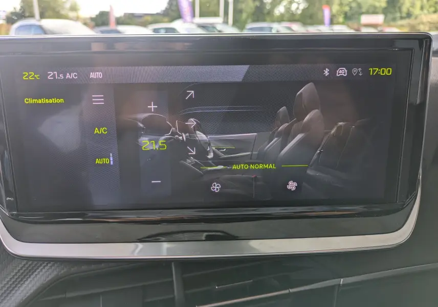 Écran tactile intérieur du Peugeot 2008 Hybrid 145 montrant le réglage automatique de la climatisation à 21,5°C.
